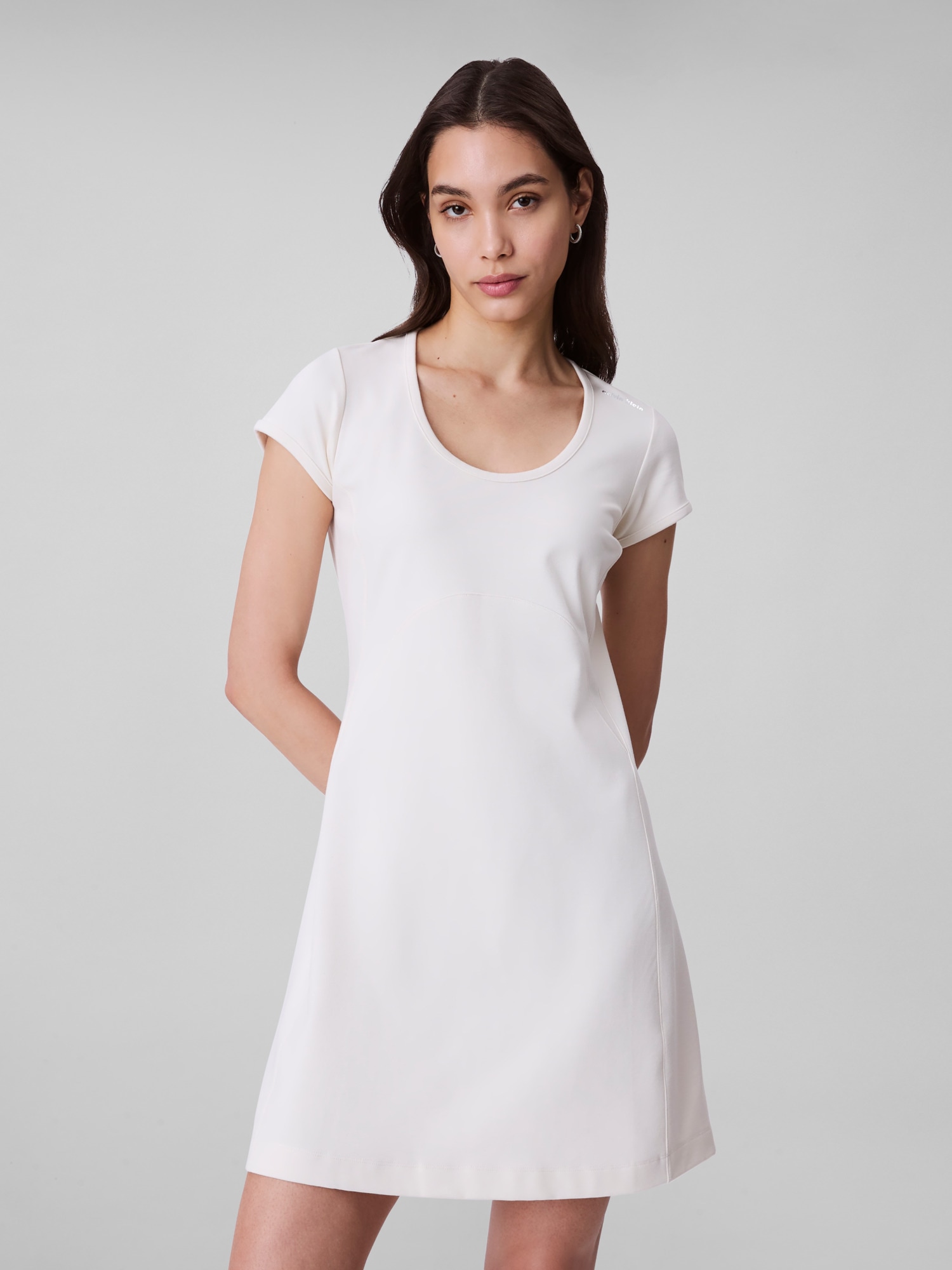 Jerseykleid CALVIN KLEIN JEANS "PUNTO MILANO SS SCOOP NK DRESS", Damen, Gr. XXL (46), N-Gr, grau (tofu), Jersey, Obermaterial: 66% Viskose, 30% Polyamid, 4% Elasthan, unifarben, figurbetont kurz, Rundhals, eingesetzt abgesteppte Kante, Kleider, Mit... Image