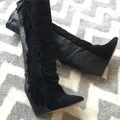 Stivali alti al ginocchio da donna patchwork con nappa laterale in pelle scamosciata bianca nera primaverile Stivali con frange con tacco a zeppa da donna sexy con punta a punta