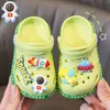 Kinder Sandalen Loch Kinder Schuhe Hausschuhe Weiche Anti-Skid Cartoon DIY Design Loch Baby Schuhe