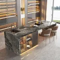 Tavolo da cucina di lusso in stile italiano con lastra di pietra di lusso e lavello incorporato, bar da pranzo personalizzato a concezione aperta per la casa moderna