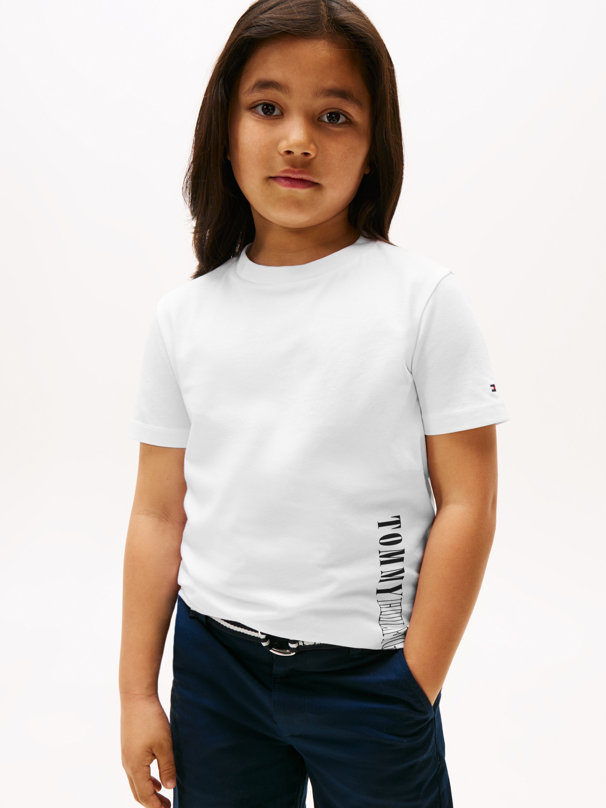 T-Shirt TOMMY HILFIGER "TOMMY HILFIGER GRAPHIC T-SHIRT", Jungen, Gr. 16 (176), weiß, Single Jersey, Obermaterial: 100% Baumwolle, unifarben, regular fit hüftlang, Rundhals, Shirts T-Shirt, für Kinder bis 16 Jahre, Tommy Hilfiger Schriftzug