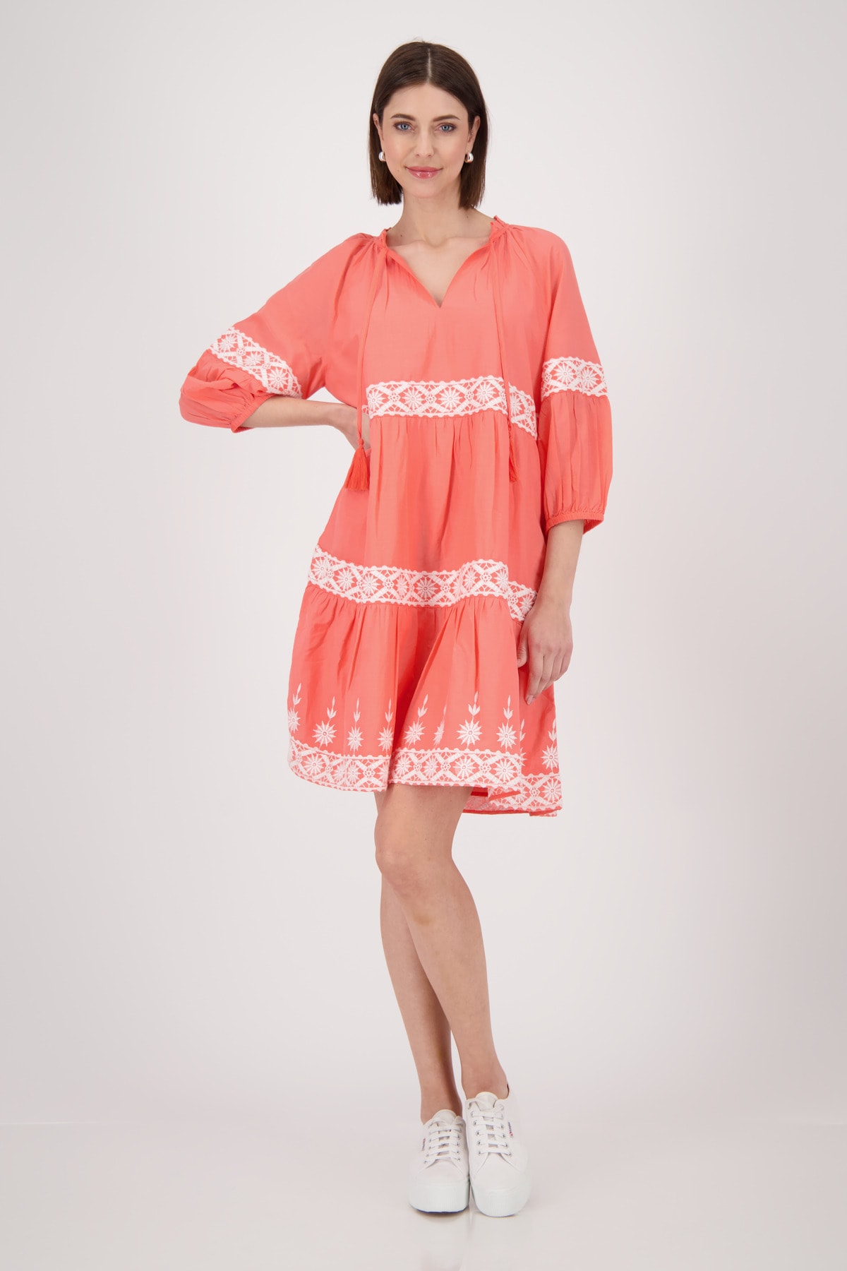 Blusenkleid MONARI "Kleid Stickerei", Damen, Gr. 46, N-Gr, rot (coral), Web, Obermaterial: 58% Baumwolle, 42% Modal, unifarben, regular fit ca. Mitte Oberschenkel, Rundhals, eingesetzt angesetztes Bündchen, Kleider, mit kontrastfarbener Spitze Image
