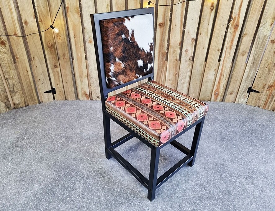 Sedia da pranzo in pelle di mucca / Pelle di mucca e pelle azteca - Realizzata con vera pelle di mucca e acciaio - sedia da pranzo in stile rustico -