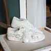 Handgefertigte, maßgeschneiderte Canvas-Schuhe mit Spitzenperlen und Blumen-Pailletten. Weiße