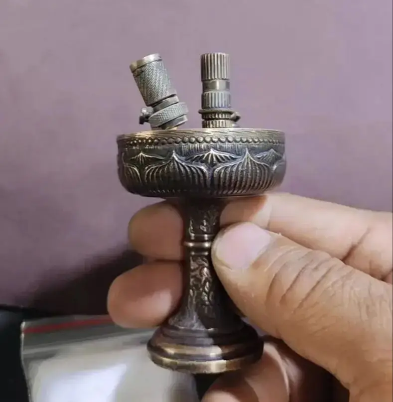 Desktop-Kerosinfeuerzeug im Vintage-Stil mit Öllampe, handgefertigte klassische Tischlampe aus reinem Kupfer für Dekoration und Sammlung