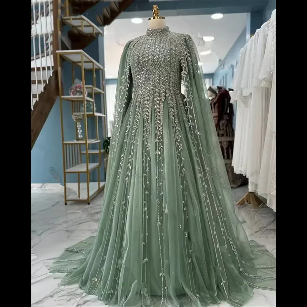 Salbeigrünes muslimisches Kaftan-Abendkleid, formelle Kleider mit Cape-Wickel, silberne Applikation, glitzerndes, maßgeschneidertes Saudi-Arabien-Abschlussballkleid Image