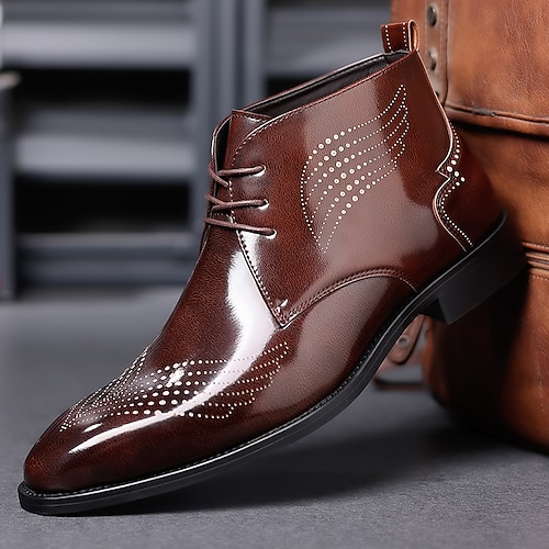 Herren-Stiefeletten im Brogue-Stil aus glänzendem, burgunderrotem Kunstleder mit Flügelkappe – formelle Schnürschuhe für Hochzeiten und Business Image