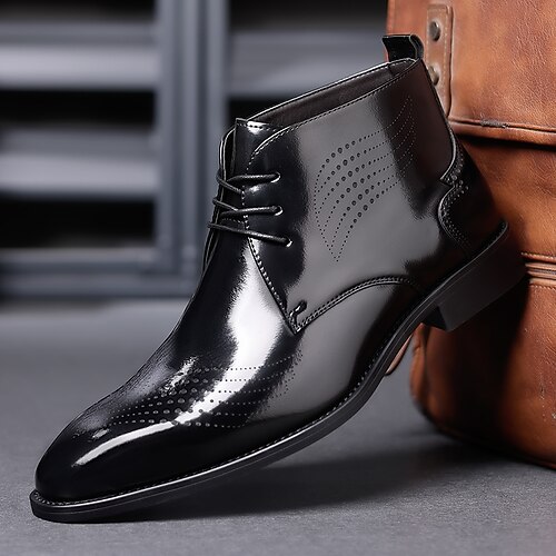 Herren-Stiefeletten im Brogue-Stil aus glänzendem, burgunderrotem Kunstleder mit Flügelkappe – formelle Schnürschuhe für Hochzeiten und Business Image