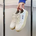 Piccole scarpe bianche Cestino con zeppa 2025 Designer Brand di lusso Donna Mocassino femminile Punta tonda Sneaker casual Zoccoli Piattaforma Sport M