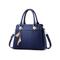 Damenhandtasche aus Kunstleder mit Quastenanhänger und strukturierten Einsätzen – elegante, strukturierte Schultertasche für die Arbeit im Büro und Geschäftsreisen