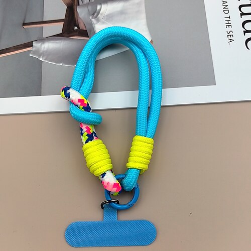 Modisches, zweifach gefaltetes, farblich passendes kurzes Seil. Einfaches kurzes Seil zum Aufhängen am Handgelenk. Zweilagiges Hängeseil. Festes und robustes Seil zum Aufhängen von Mobiltelefonen Image
