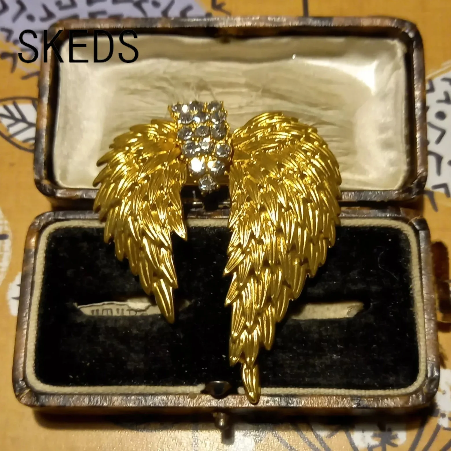 SKEDS Vintage Frauen Männer Klassische Feder Goldene Kristall Brosche Abzeichen Retro Lady Palace Sparkly Zubehör Pin Für Frau Mann Image