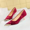 2025 neue Frauen Vintage Samt Abend Bankett Kleid Pumpen Dame 9 cm 4 cm High Heels Temperament Spitz Königsblau grün Schuhe