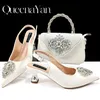 Heißer Verkauf Elegante Edle Bunte Strass Design Weiße Farbe Party Hochzeit Spitz High Heel Frauen Schuhe und Tasche Set