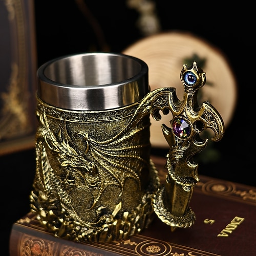 Drachenkrieger Bierkrug, Oktoberfest Geschenkbecher Western Mythologie Feuerdrache Stein, nordischer Schwertkrug, Kaffee Bierbecher, Weihnachtsgeschenk für Männer Image