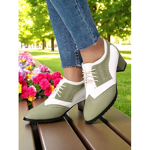 Scarpe col tacco oxford bicolore da donna, verdi e bianche, con dettagli brogue – scarpe eleganti stringate vintage anni '50 per l'uso quotidiano, outfit primaverili e look di ispirazione retrò