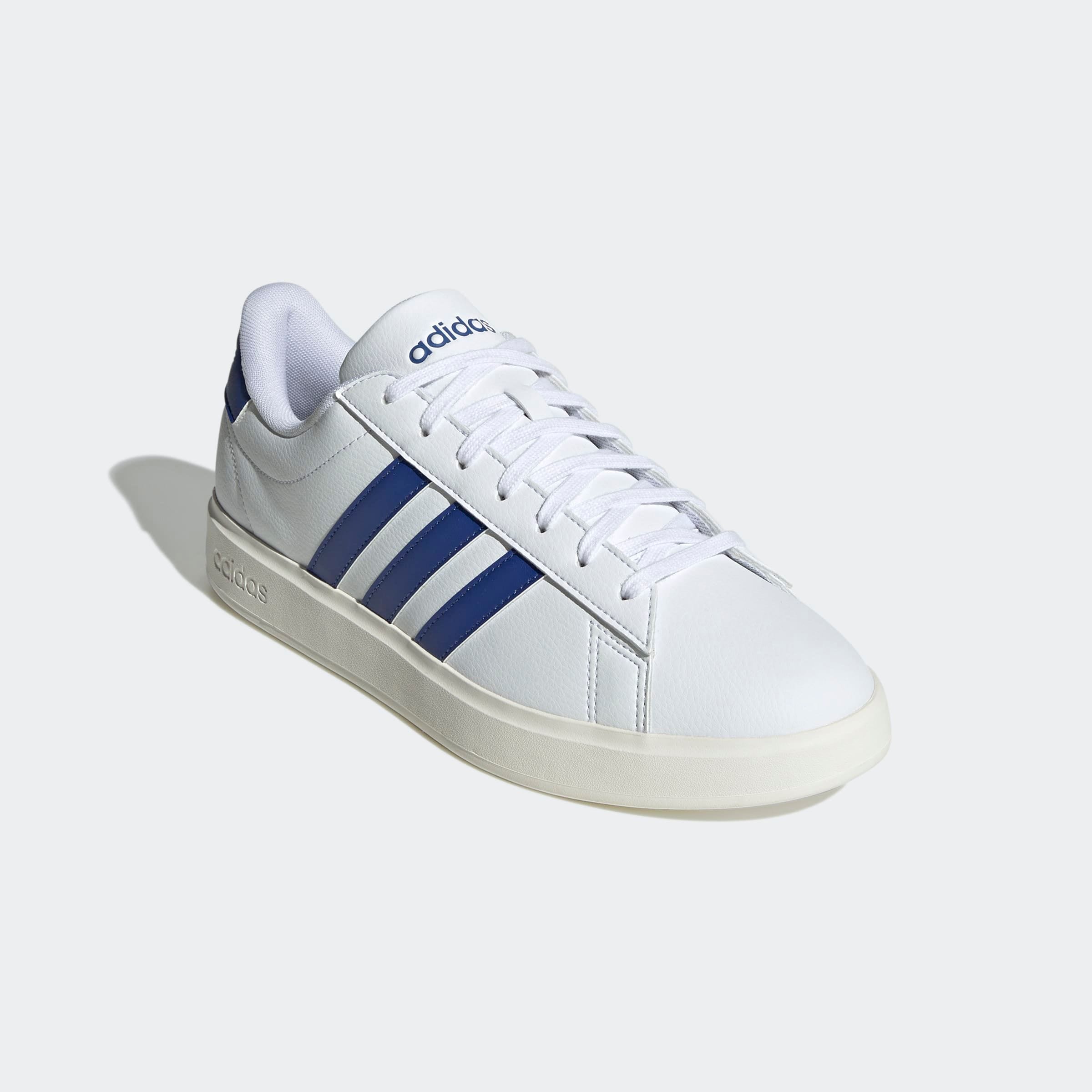 Sneaker ADIDAS SPORTSWEAR "GRAND COURT CLOUDFOAM COMFORT", Herren, Gr. 44, weiß (cloud weiß, semi lucid blau, core weiß), Synthetik, Schuhe Sneaker, Design auf den Spuren des adidas Superstar