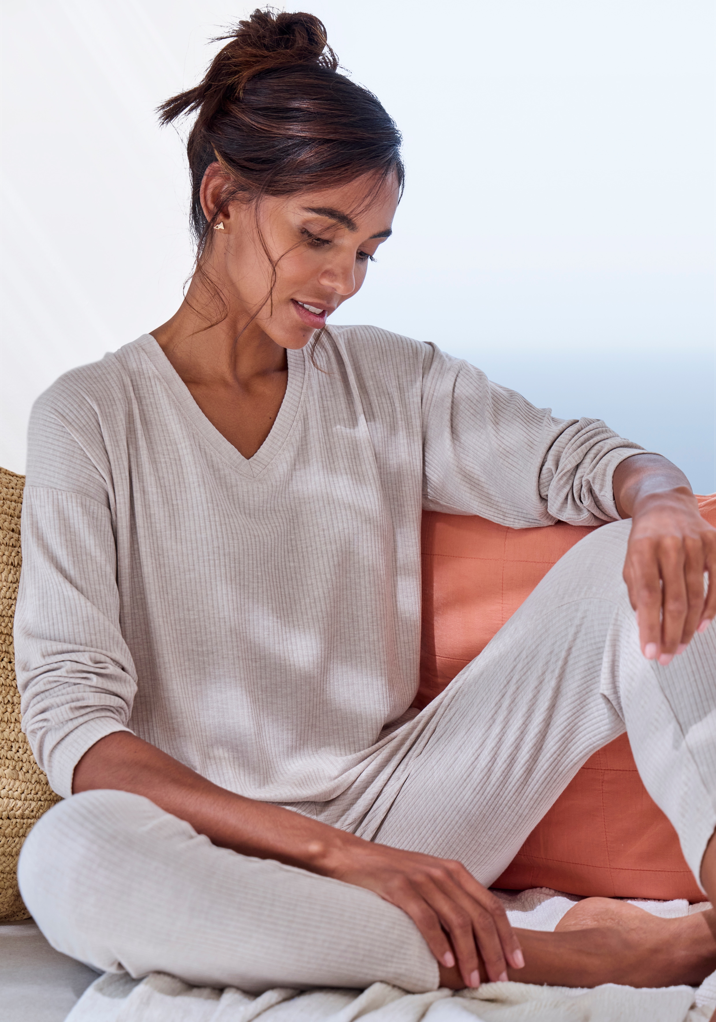 Pyjamaoberteil S.OLIVER, Damen, Gr. 44/46, beige (beige, meliert), Single Jersey, Obermaterial: 92% Modal (TENCEL™), 8% Elasthan, meliert, loose fit hüftlang, V-Ausschnitt, Shirts, in angenehmer 4x4 Rippqualität