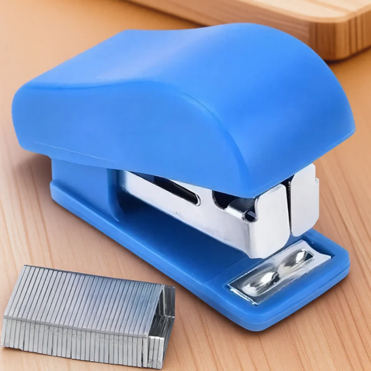 STONEGO Mini-Hefter-Set, tragbar, Bürobedarf, niedlicher Hefter mit 50 Heftklammern, 0,9 cm, für A4-Papier, zufällige Farbe Image