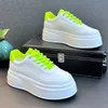Weiße Herrenschuhe zur Erhöhung der Körpergröße, neue Mode, atmungsaktiv, flache Schuhe mit dicken