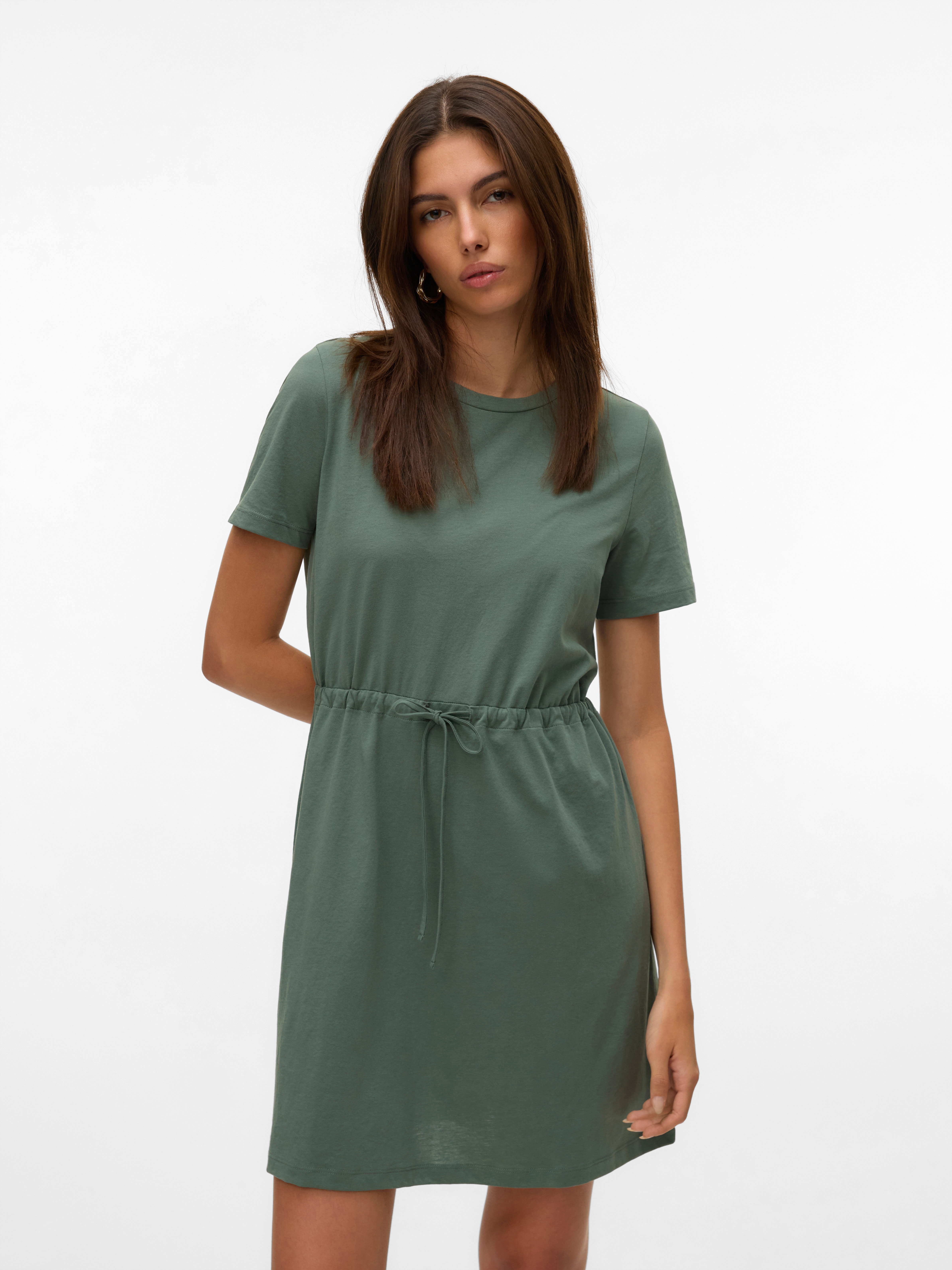 Shirtkleid VERO MODA "VMLUNA SS SHORT STRING DRESS JRS NOOS", Damen, Gr. S, N-Gr, grün (laurel wreath), Jersey, Obermaterial: 50% Baumwolle, 50% Polyester, unifarben, regular fit kurz, Rundhals, Kleider Shirtkleid, Baumwollmischung, regular fit