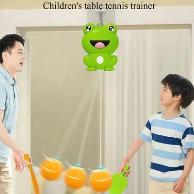 Hängender Tischtennistrainer für den Innenbereich für Türrahmen. Praktischer Ping-Pong-Trainer für Spiel, Sport, Übung, Tischtennisbrett Image
