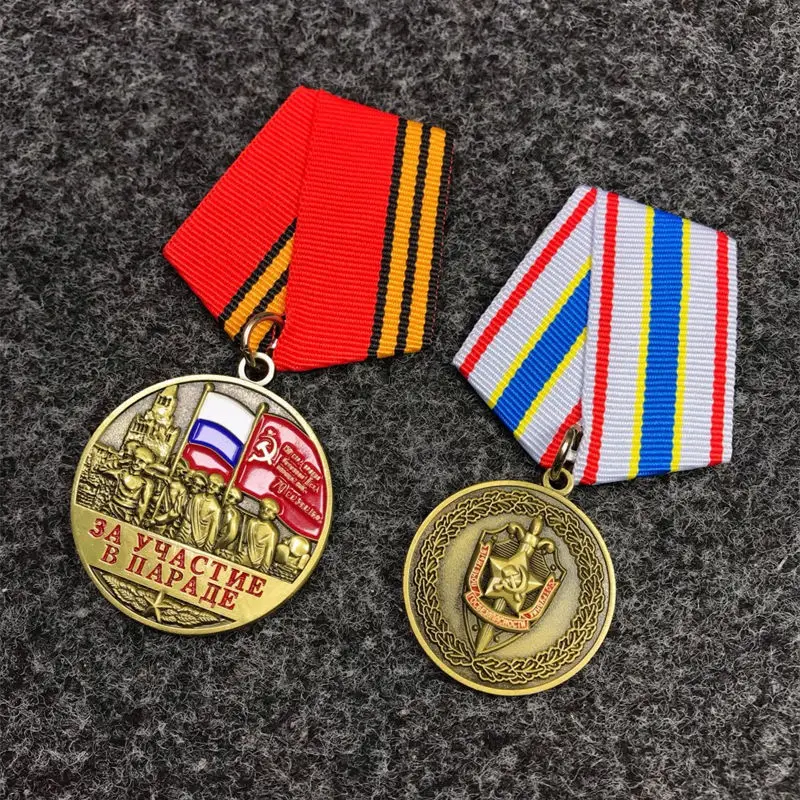 Russische Abzeichenmedaille des Ministeriums der Innentaschen Lenin, rote Flagge und rote Sternbandabzeichen, Dekoration, Kunsthandwerk Image