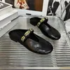 Neue Leder Elegante Temperament Metall Schnalle Fisch Mund Hausschuhe Modische Flache Schuhe Kühlen Hausschuhe Sommer Trend Zapatos Mujer