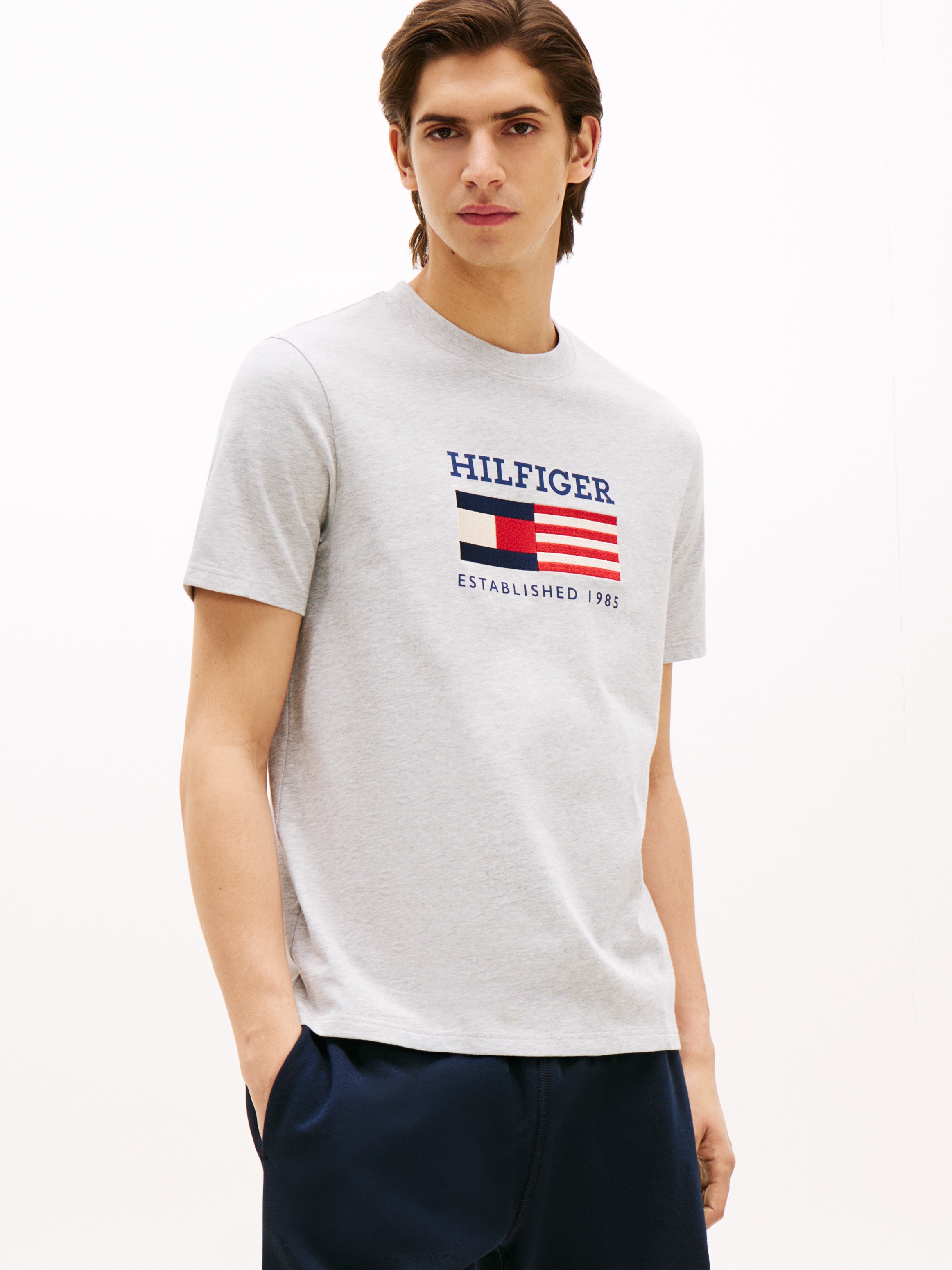 T-Shirt TOMMY HILFIGER "AMERICANA MONOTYPE FLAG BOX TEE", Herren, Gr. XL, grau (light grau heather), Single Jersey, Obermaterial: 100% Baumwolle, regular fit, Rundhals, Shirts, Mit markanter Stickerei Image