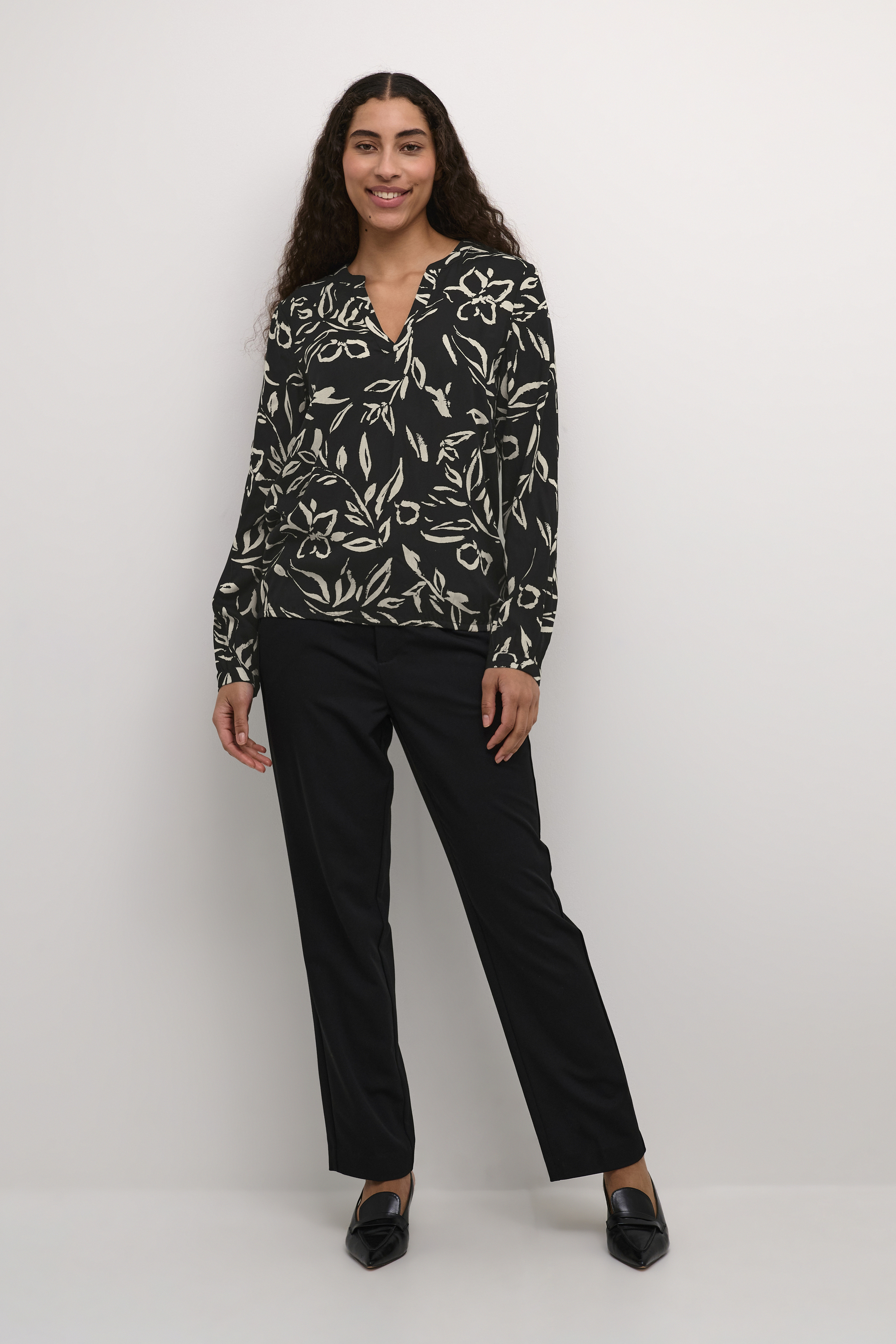 Langarm-Bluse Regular fit Black/Sand Painted Flower floral Image