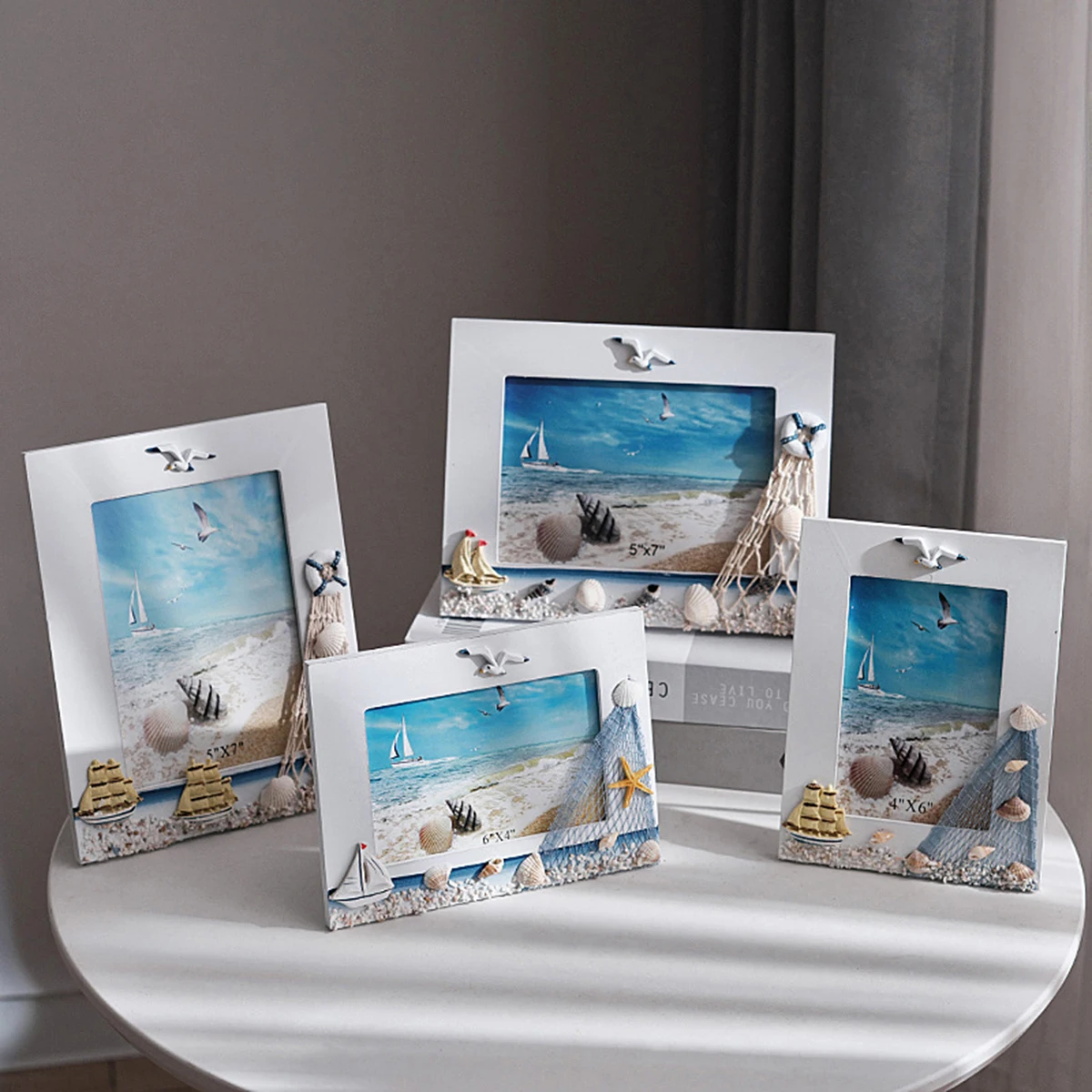 Fotorahmen aus Holz – Bilderrahmen im Strand- und nautischen Stil mit Muschel-, Seestern- und Segelbootornamenten als Heimdekoration, Desktop-Geschenk Image