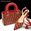 2025, neueste INS-Stil, rote Farbe, elegante Damen-Absätze, Nigeria, beliebter Designer, afrikanische Damen-Schuhe und Taschen-Set für Hochzeit