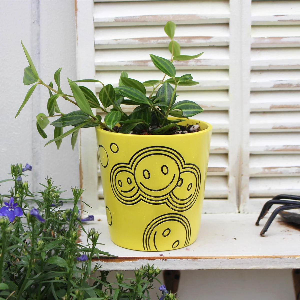 Blumentopf aus Kunstharz mit gelbem lächelndem Gesicht, Desktop-Blumentopf im Innenhof, Schreibtisch-Stifthalter, Valentinstagsgeschenk Image