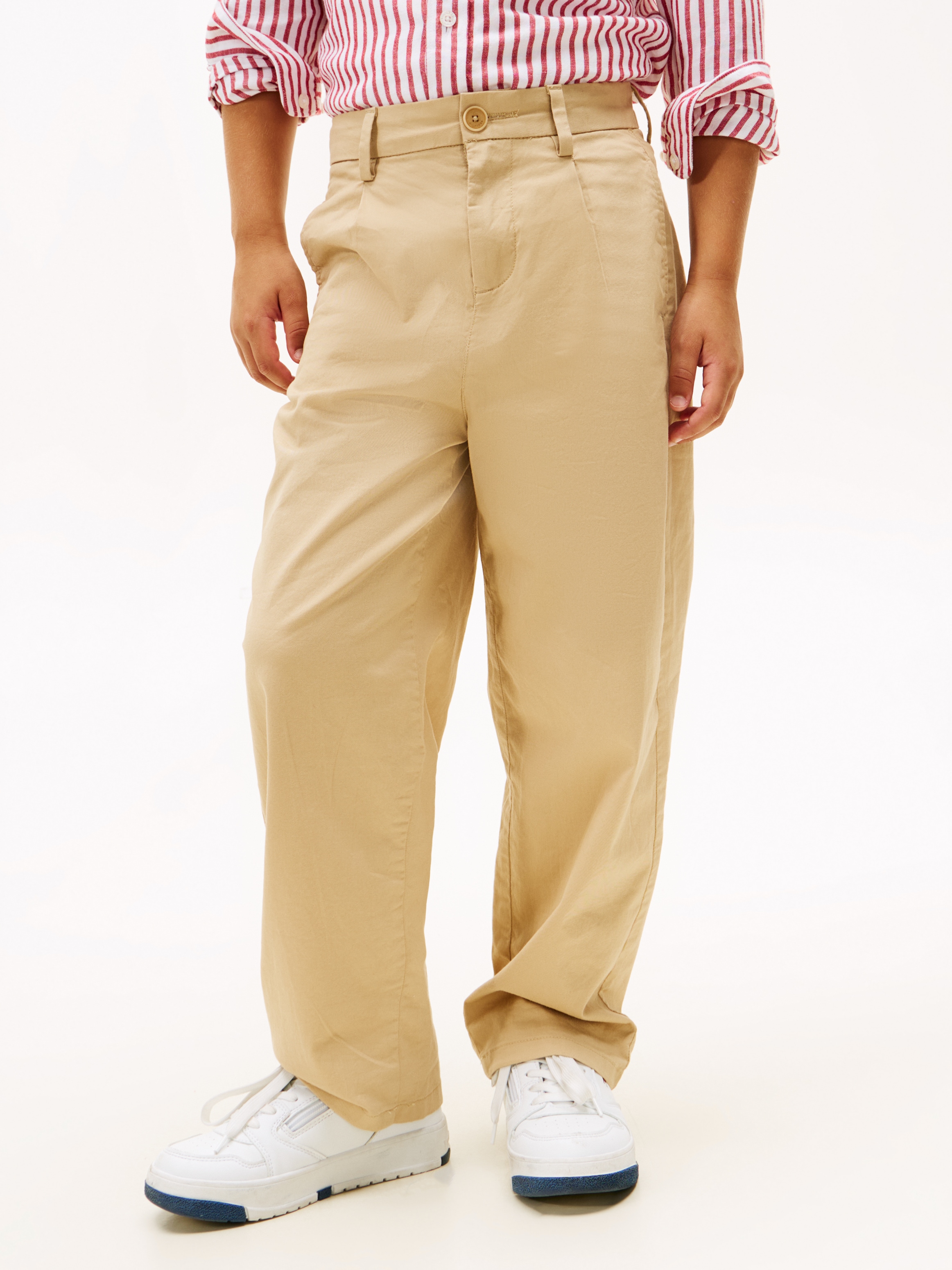 Chinohose TOMMY HILFIGER "PLEATED CHINO PANT", Jungen, Gr. 10 (140), N-Gr, gold (gentle gold), Web, Obermaterial: 96% Baumwolle, 4% Elasthan, unifarben, regular fit lang, Hosen, für Kinder bis 16 Jahre, mit Bundfalten Image