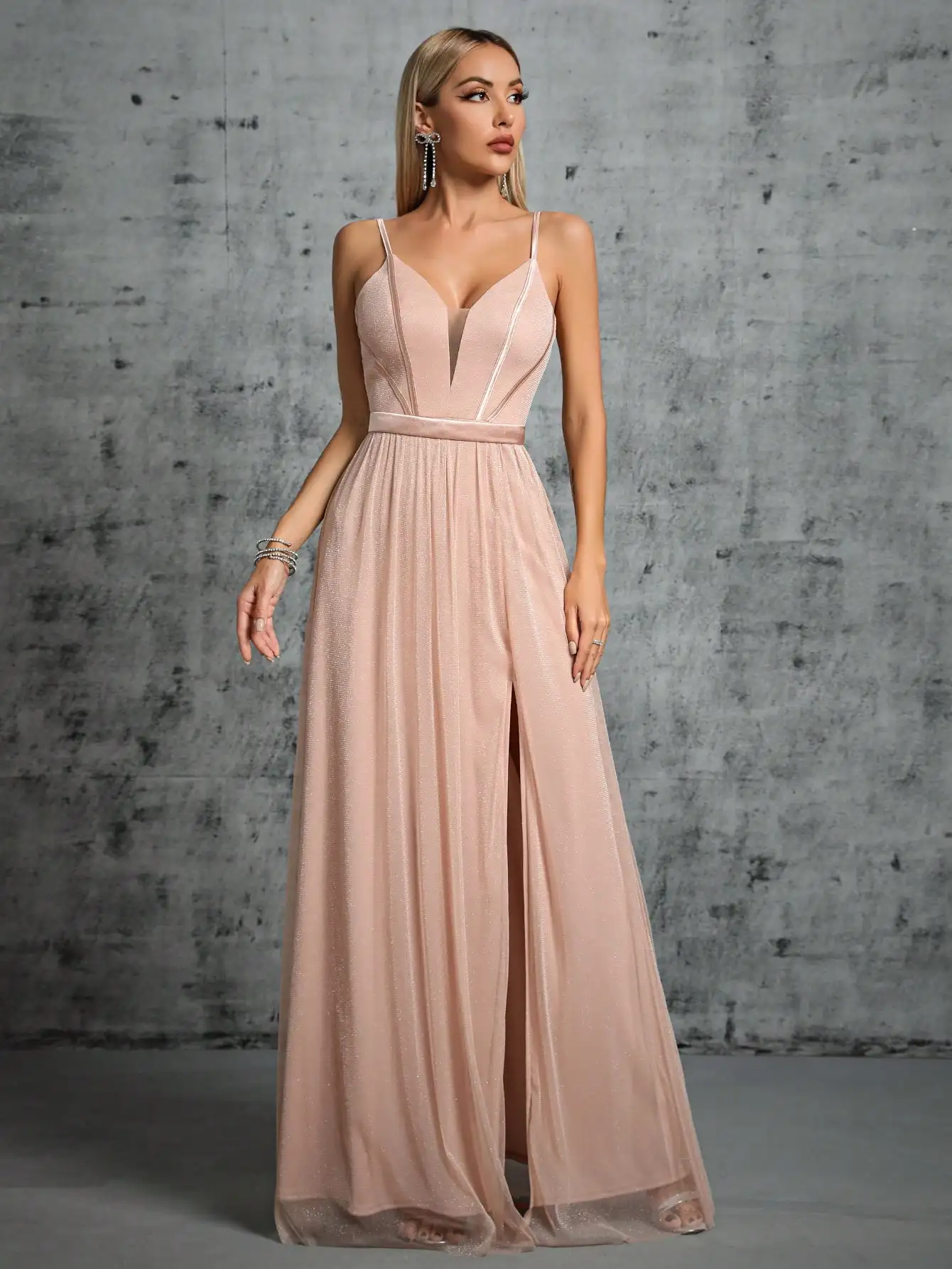 Ein tiefes V-BH-Design mit einem langen Kleid mit Netzschlitz