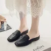 Damen sexy Kitten Heels Schuhe Mode Pantoletten Slipper Sandale Karree Heels weiches Leder Retro flache Slipper Schuhe