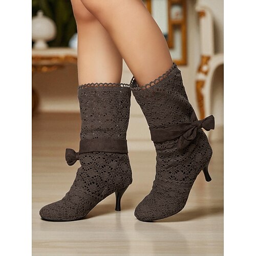 Damenstiefeletten in brauner Häkelspitze mit halbhohem Schaft, kleinen Absätzen und Schleifen – elegante Stiefel im edwardianischen viktorianischen Stil der 1900er Jahre für Damen, ideal für Image