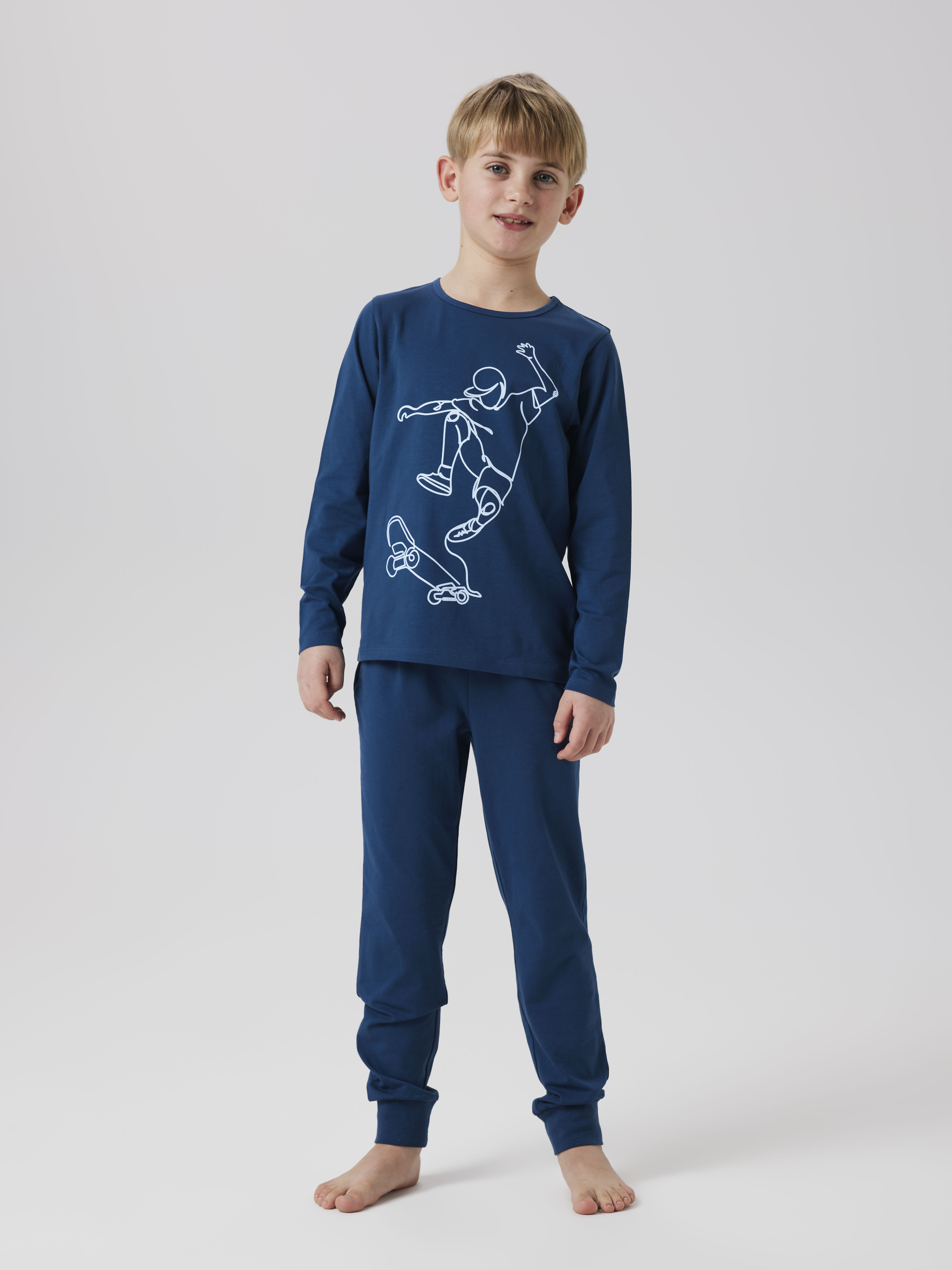 Pyjama NAME IT "NKMNIGHTSET TITAN SKATER NOOS", Jungen, Gr. 98/104, grau (titan), Jersey, Obermaterial: 95% Baumwolle, 5% Elasthan, bedruckt, regular fit normal, Rundhals, Homewear-Sets Pyjama
