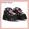 Kreuz gebundene Metall dekoration Pumps runde Zehen Tank Sohle rosa Frauen Turnschuhe Höhe zunehmende hohle Patchwork Schuhe Punk lässig