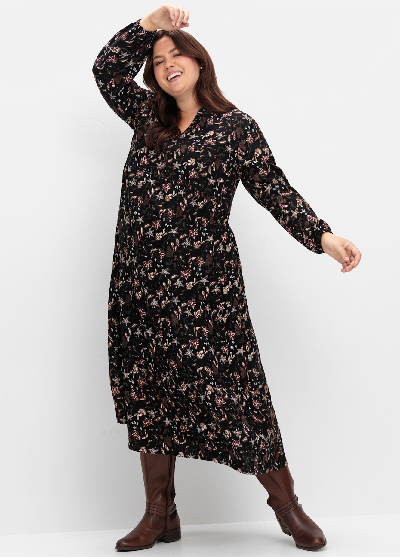 Maxikleid SHEEGO "Druckkleid", Damen, Gr. 52, Normalgrößen, schwarz (schwarz bedruckt), 100% Viskose, bedruckt, geblümt, gemustert, wadenlang, Rundhals, Kleider Image