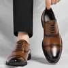 2023 neue Braun Hochzeit Schuhe für Männer Einfarbig Mode Casual Kleid Schuhe Männlichen Frühling Herbst Spitze Business Leder Schuh mann