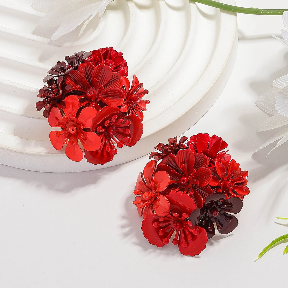 Elegante Mini-Ohrringe mit roten Blumen, weibliche Cluster-Blumen-Ohrringe, Charm-Schmuck, Hochzeit, Braut-Accessoires, geeignet für Bankette Image