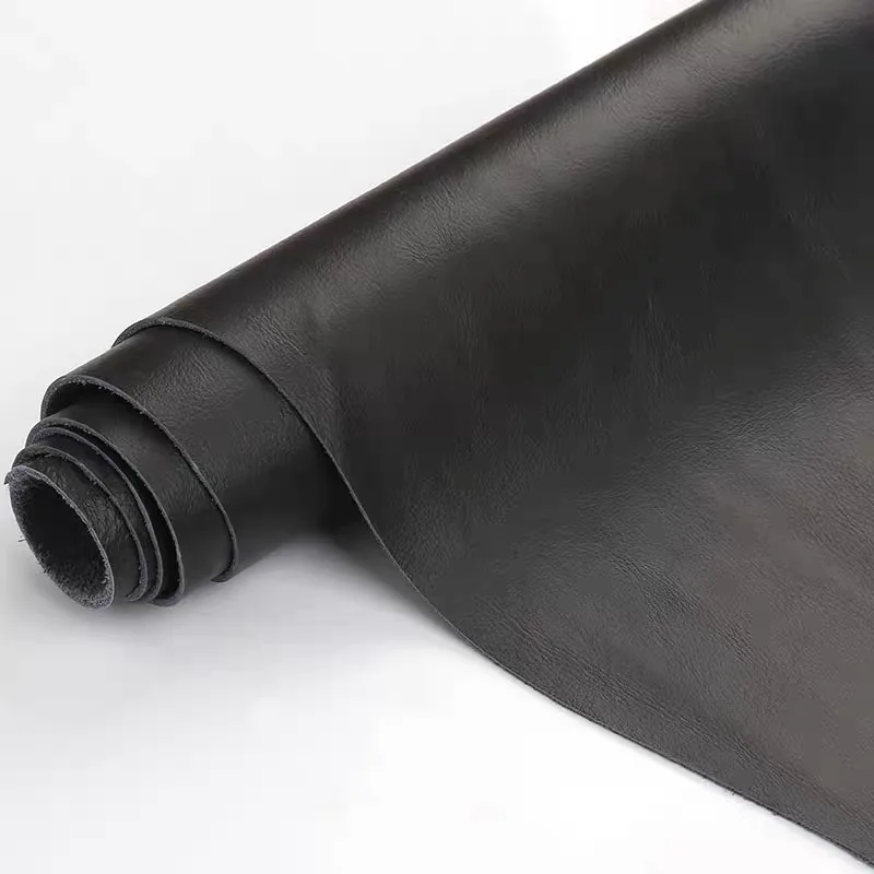 Schwarzes schlichtes Ledersofa, Stuhl, Kopfteil, renoviert, dünner, weicher Lederstoff, dunkelgraues Rindsleder, Ledermaterialien im Used-Look Image
