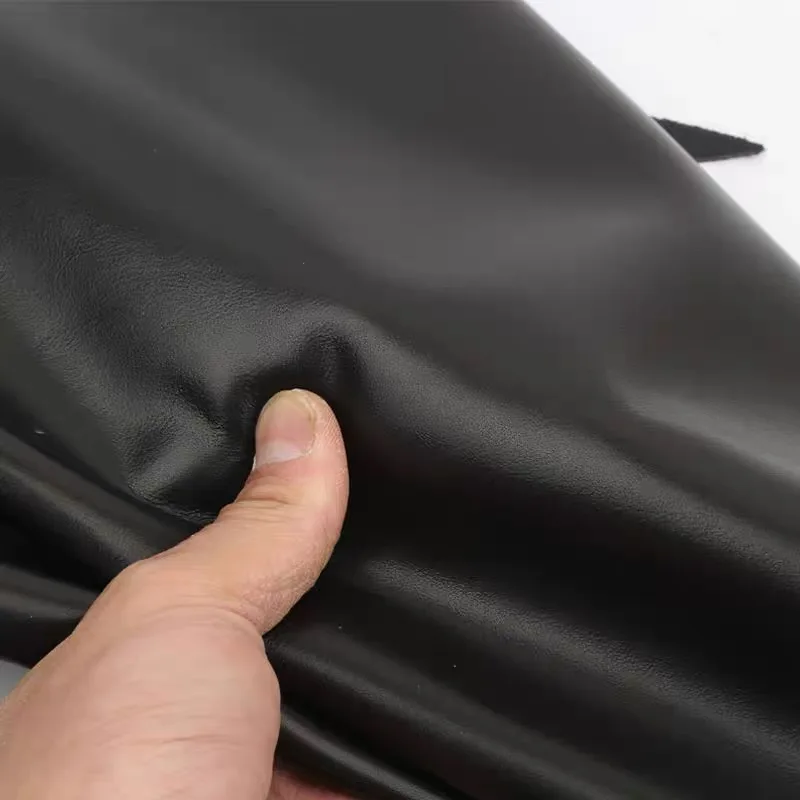 Schwarzes Sofa aus Vollnarbenleder aus schlichtem Rindsleder, Esszimmerstuhl, weicher Lederbezug am Bett, weicher Bezug Image