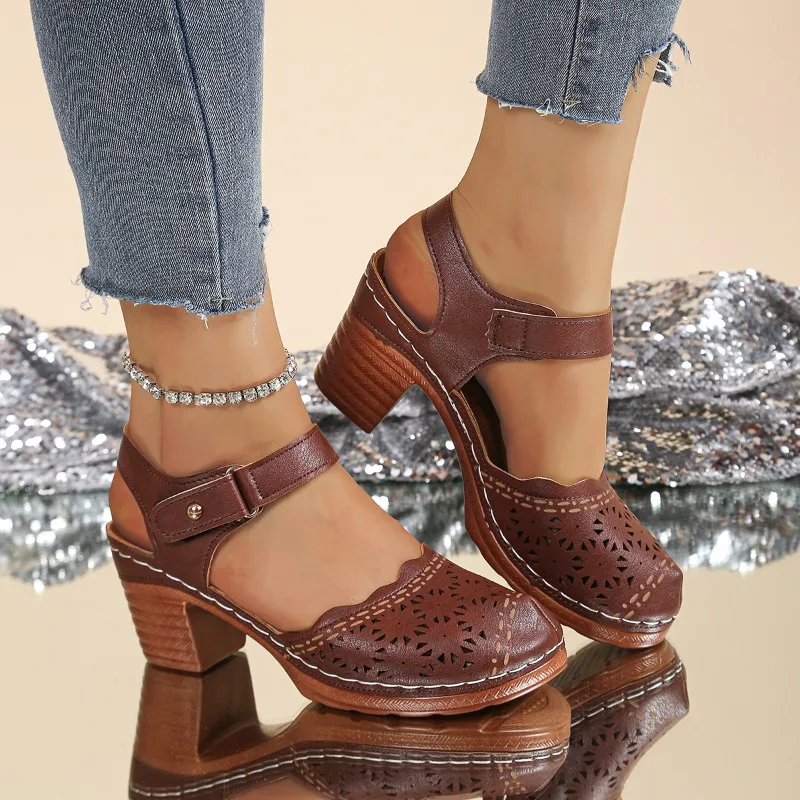 2025 nuove scarpe da donna sandali da donna con punta chiusa moda scava fuori estate retrò casual taglie forti sandali con tacco più venduti