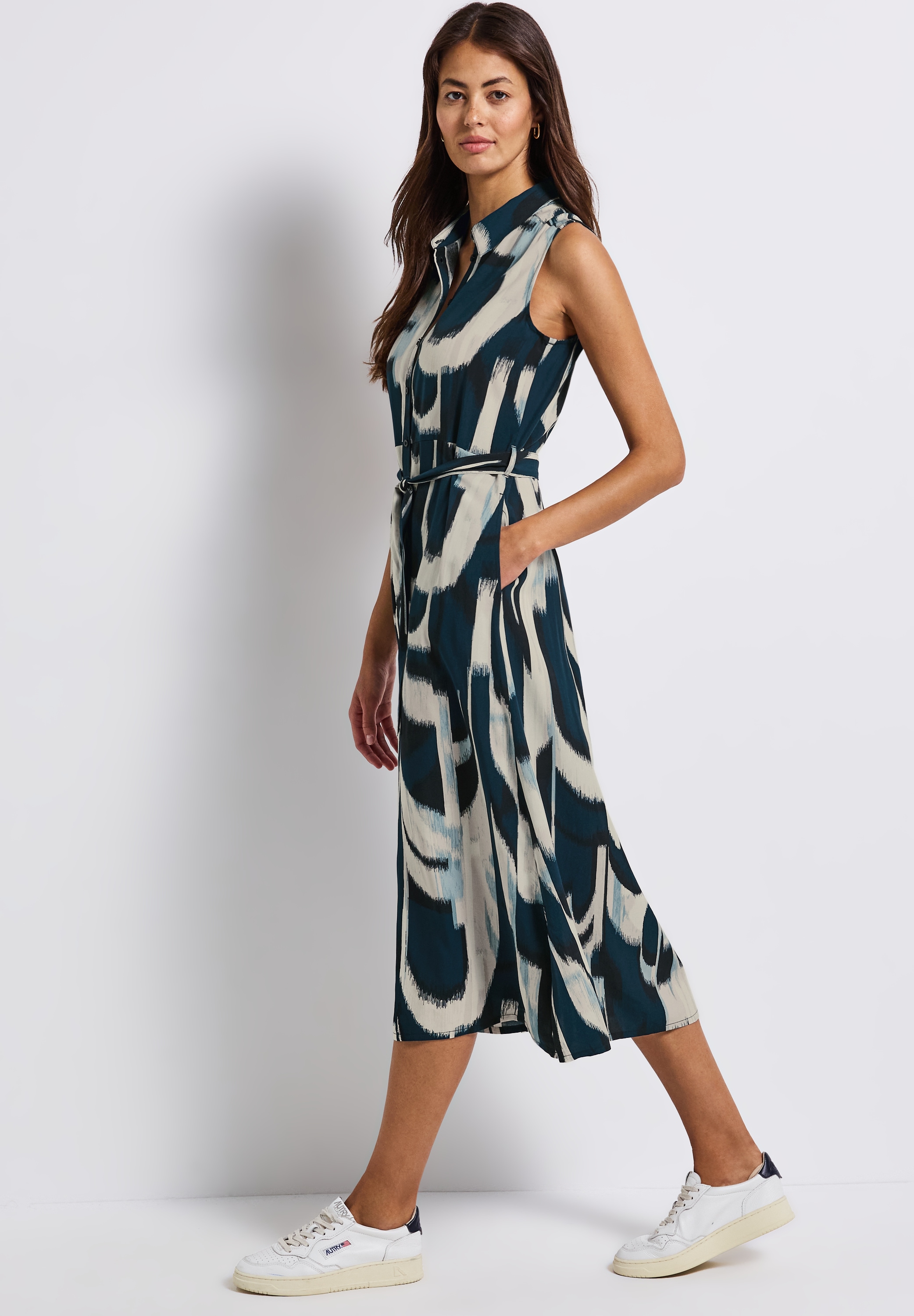 Midikleid STREET ONE, Damen, Gr. 42, N-Gr, blau (tide blau), Web, Obermaterial: 100% Viskose. Futter: 100% Viskose, bedruckt, figurumspielend 3/4-Länge, Rundhals, Kleider Midikleid, mit grafischem Muster und ärmellos