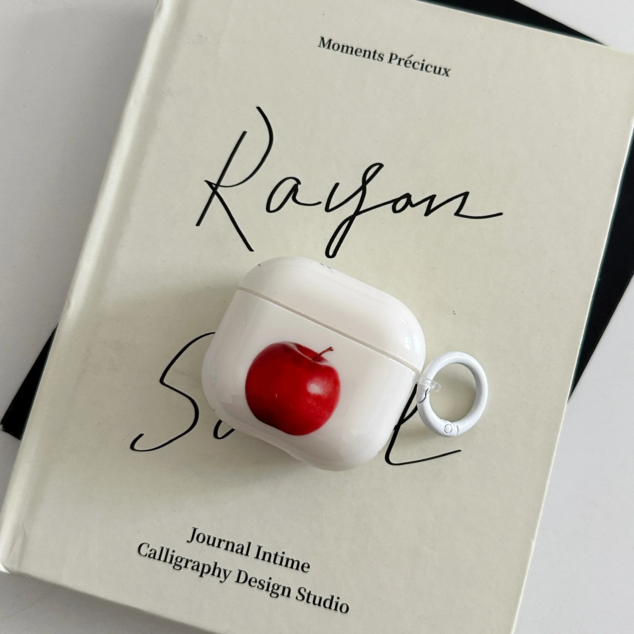 Einfache, fruchtrote, apfelgemusterte weiße Kopfhörerhülle mit weißer Ringabdeckung für AirPods 1, 2, 3, 4 Pro Pro 2 Image