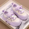 Frühlings-Hello-Kitty-gemusterte neue langlebige Farbblock-Sneaker für Mädchen, vielseitige, lässige Low-Top-Wanderschuhe mit flachem Absatz