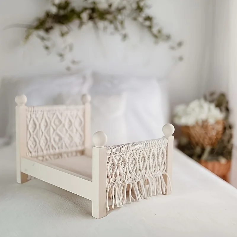 Gestricktes Holzbett, weißes zerlegtes Bett, böhmischer rustikaler europäischer Landhausstil, Fotografie-Requisite, Heimdekoration, Fotoshootings