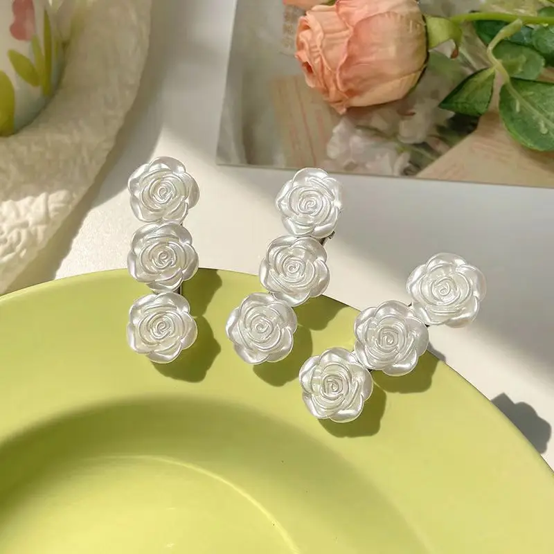 Kamelien-Haarspangen für Frauen – elegante seitliche Haarnadeln, süßer blonder Haarschmuck für Mädchen, luxuriöse französische Haarspangen im Boho-Chic-Stil Image